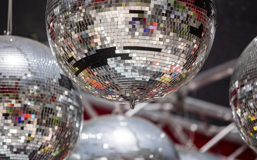 Kule Disco – Dla Kogo Są? Wynajem Kul Disco na Różne Okazje